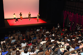 新開地映画祭は、高い感度を誇る神戸・阪神間の女性映画ファンに向けて、まちの魅力と映画の魅力について広く知ってもらうことを目的に、毎年秋に定期開催
